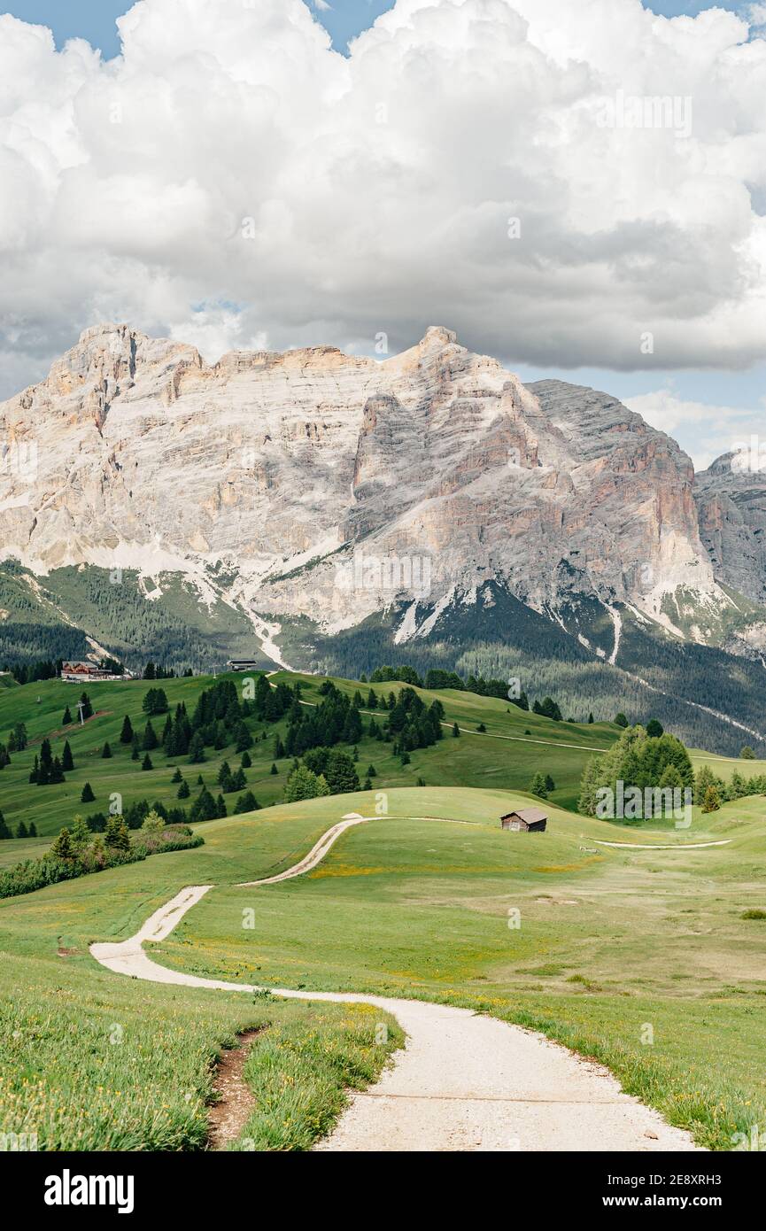 Die Gemeinde Badia in der italienischen Provinz Südtirol ist Teil der „Ladinia“ und bietet vom Rifugio Bioch Hutte aus einen Blick auf das St. Kassian-Tal und die Dolomitengipfel Stockfoto