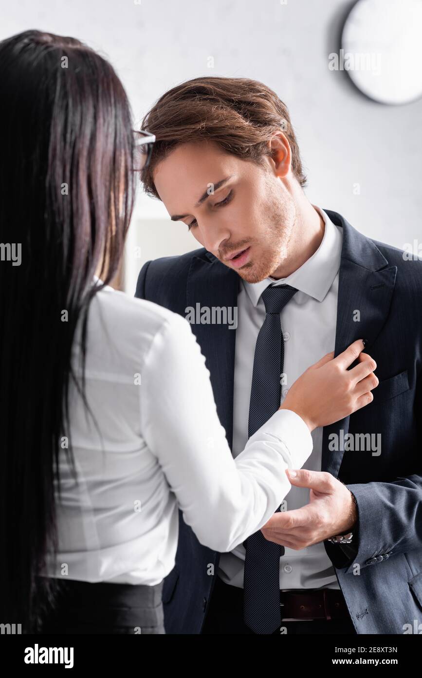 Rückansicht der Brünette Geschäftsfrau verführt junge Kollegin im Büro Stockfoto