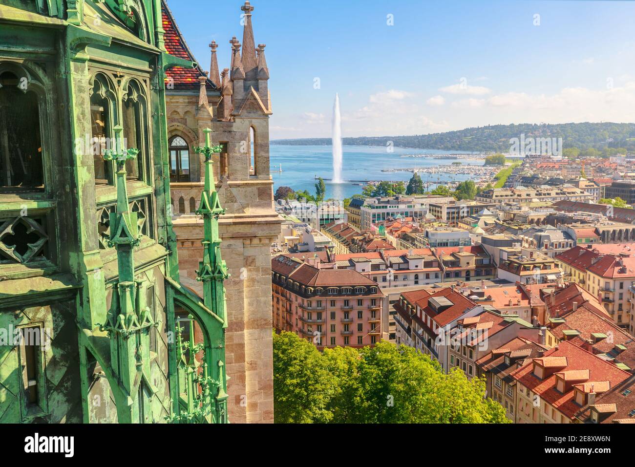 Genfer Skyline, Leman Lake, Jet d'Eau Brunnen, Bucht, Hafen und Turm der Kathedrale, Französisch Schweizer in der Schweiz. Blick auf romanischen Glockenturm und Stockfoto