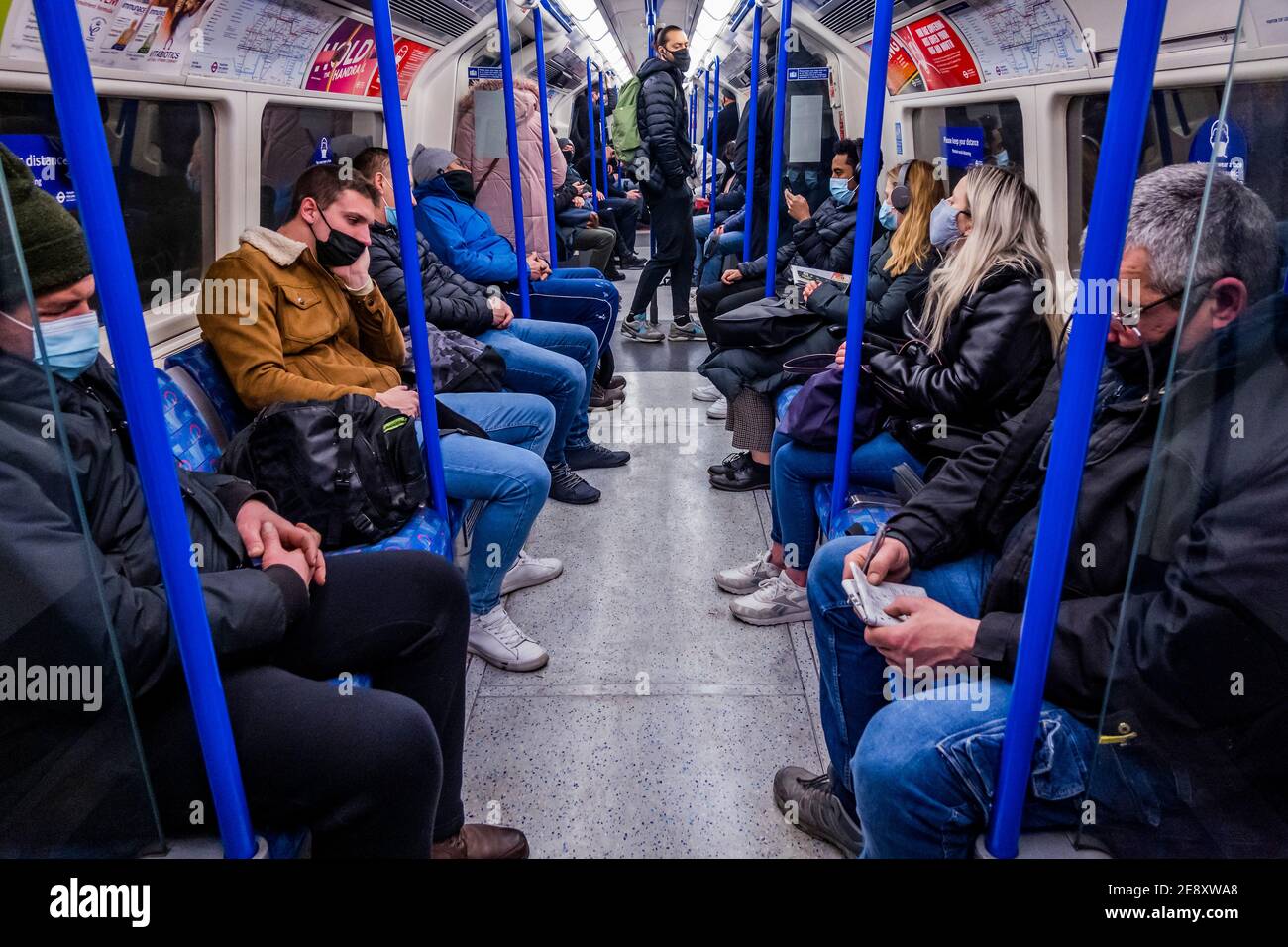 London, Großbritannien. Februar 2021. Die U-Bahn ist immer noch ziemlich voll trotz der neuen nationalen Lockdown, Stay at Home, Anweisungen. Die meisten Reisenden tragen Masken, da sie bereits obligatorisch sind. Kredit: Guy Bell/Alamy Live Nachrichten Stockfoto
