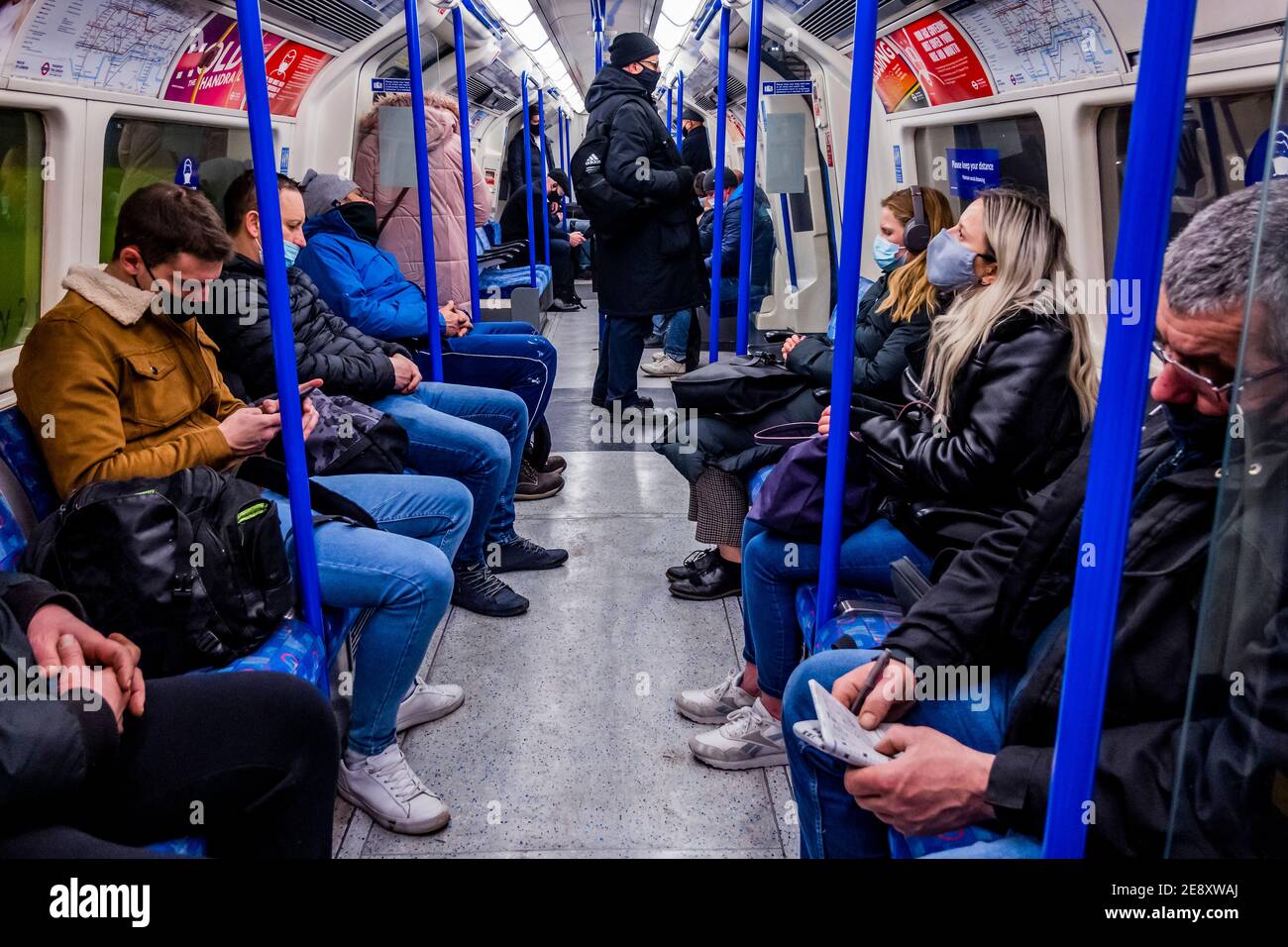 London, Großbritannien. Februar 2021. Die U-Bahn ist immer noch ziemlich voll trotz der neuen nationalen Lockdown, Stay at Home, Anweisungen. Die meisten Reisenden tragen Masken, da sie bereits obligatorisch sind. Kredit: Guy Bell/Alamy Live Nachrichten Stockfoto