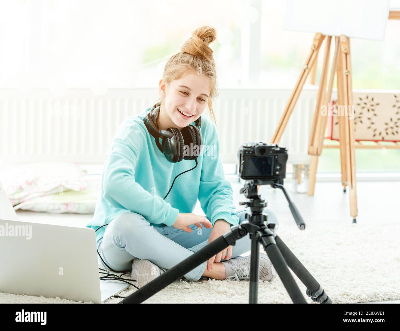 Glücklich Teenager Mädchen schießen Vlog Stockfoto