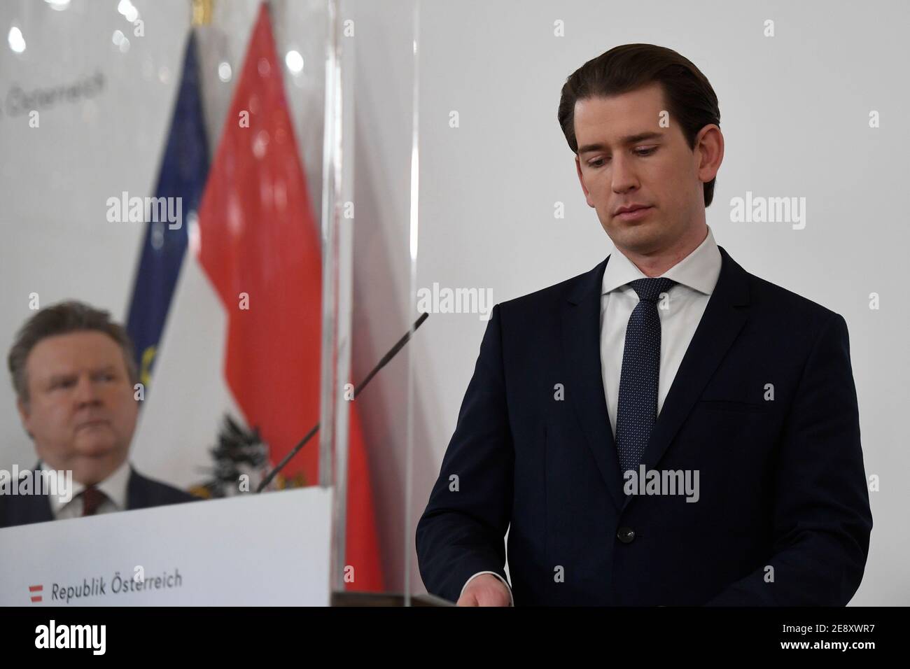 Wien, Österreich. Februar 2021. Treffen der Bundesregierung mit Experten und Landeshauptleuten zum weiteren Vorgehen im aktuellen Loockdown. Das Ergebnis wird die österreichische Bundesregierung im Rahmen einer anschließenden Pressekonferenz bekannt geben. Bild zeigt Bürgermeister von Wien, Michael Ludwig (L) und Bundeskanzler Sebastian kurz (R). Quelle: Franz Perc / Alamy Live News Stockfoto