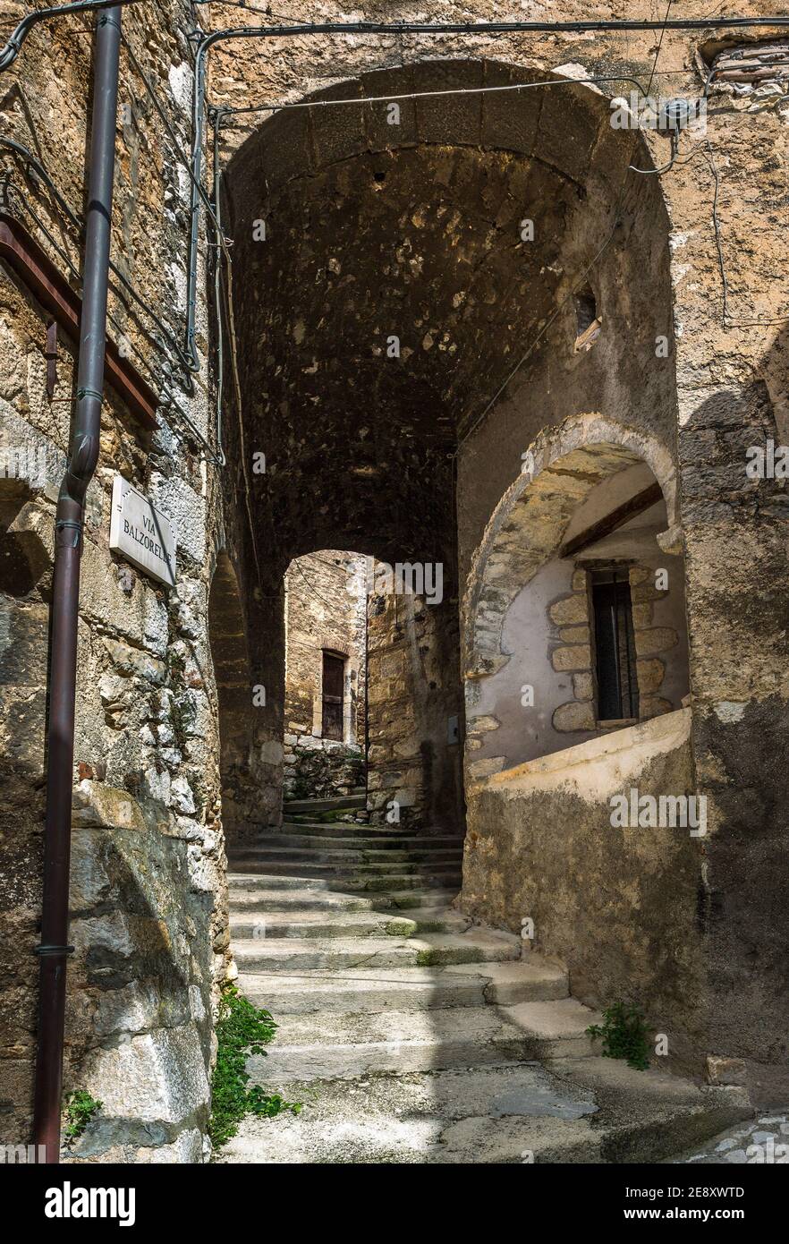 Malerische Gasse mit Stufen im mittelalterlichen Dorf Fontecchio. Provinz L'Aquila, Abruzzen, Italien, Europa Stockfoto