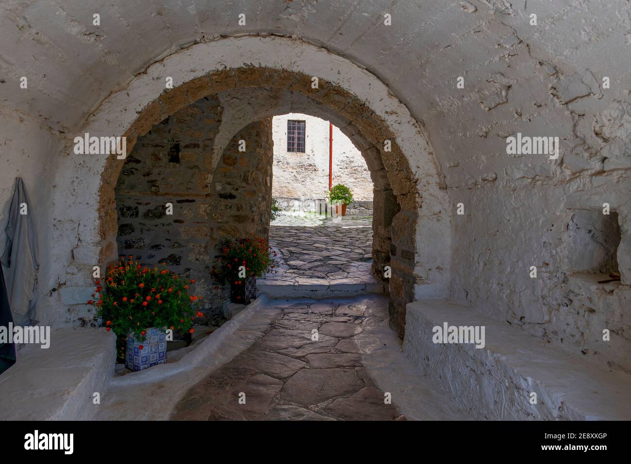 Eingang des Klosters St. George, sobald Sie in der Bogengasse sind, die zum Innenhof führt, spüren Sie das klassische Befestigungsdesign. Stockfoto