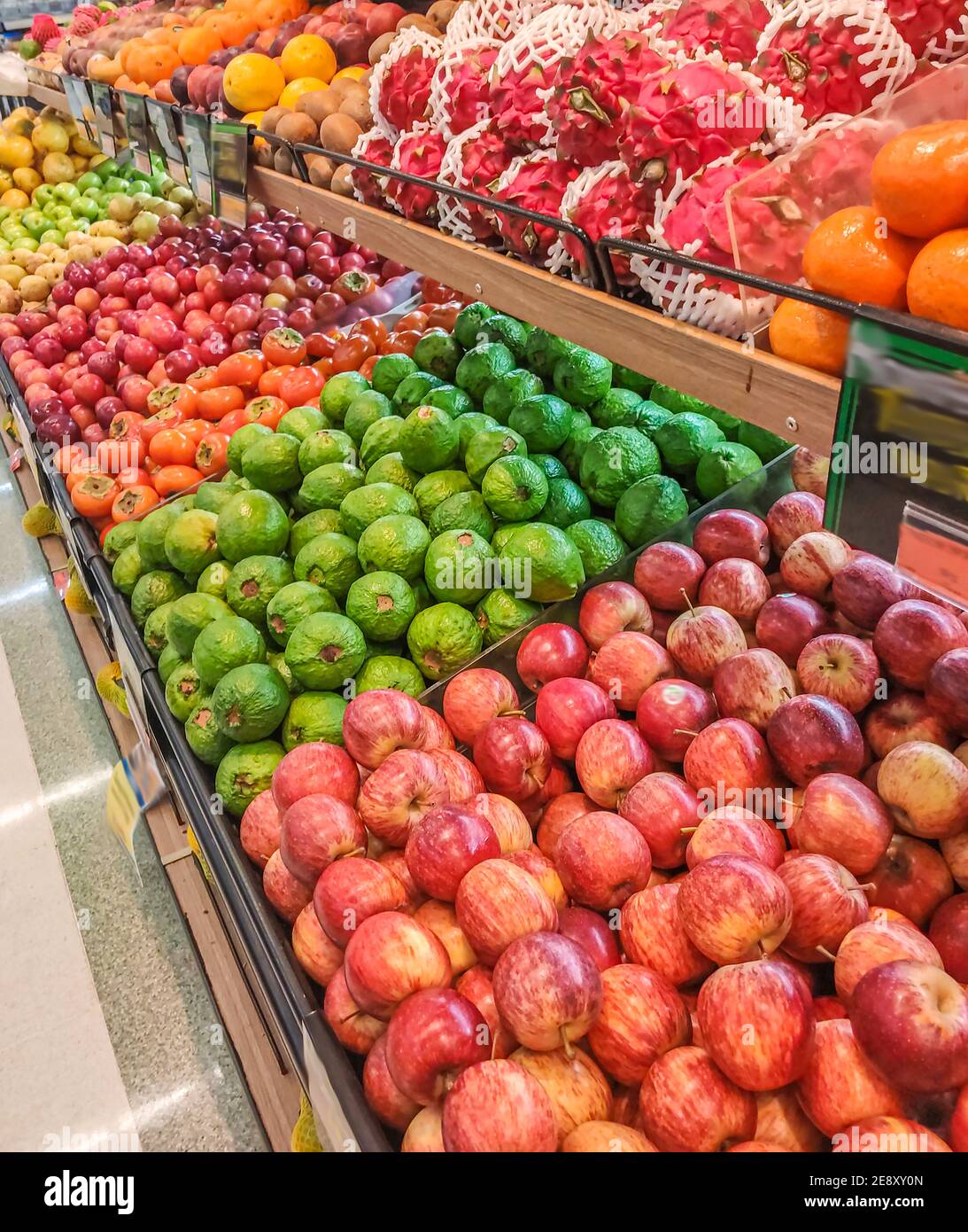 Früchte zum Verkauf im organisierten Markt mit selektivem Fokus Und Unschärfen Stockfoto