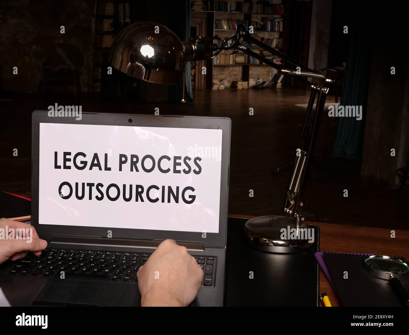 Rechtliches Verfahren Outsourcing von Daten und Regeln auf einem Laptop. Stockfoto