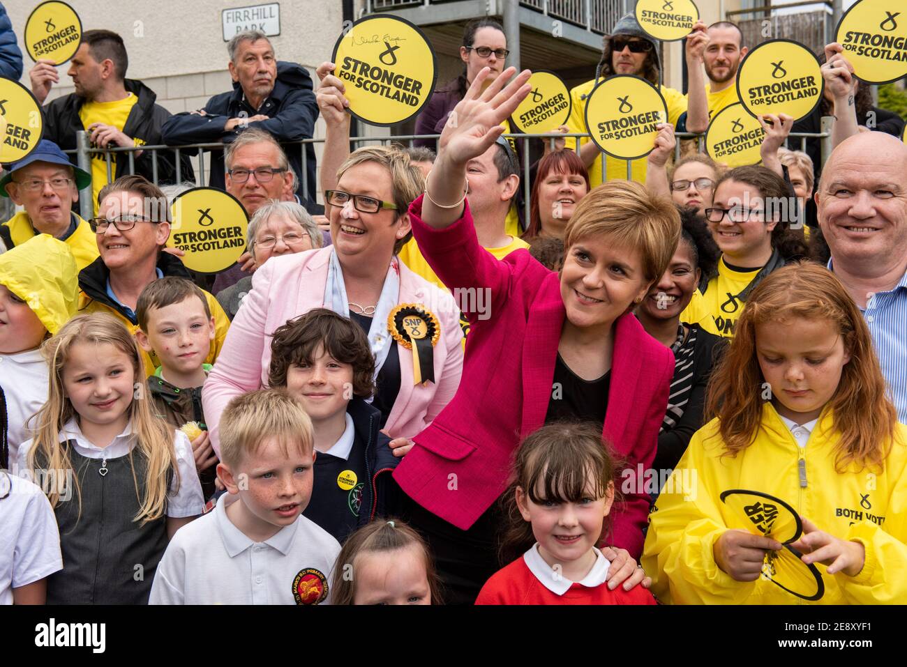 Bildtermin - Donnerstag, 1. Juni 2017: Originalunterschrift - Nicola Sturgeon wurde von Joanna Cherry im Oxgangs Neighborhood Center getroffen. Erste Ministerin Nicola Sturgeon sagte, dass sieben Tage vor der Wahl am 8. Juni den Wählern in Schottland eine klare Wahl zwischen der SNP, die eine starke Stimme für Schottland wollen, und den Tories, die Schottland zum Schweigen bringen wollen, gegenüberstehen. Bildunterschrift-Update - Montag, 1. Februar 2021: Joanna Cherry wurde aus dem Frontbänkteam der Scottish National Party in Westminster abgesetzt. Die Abgeordnete des Südwestens von Edinburgh sagte, dass sie aus der Justizposition entlassen wurde, "trotz harten wo Stockfoto