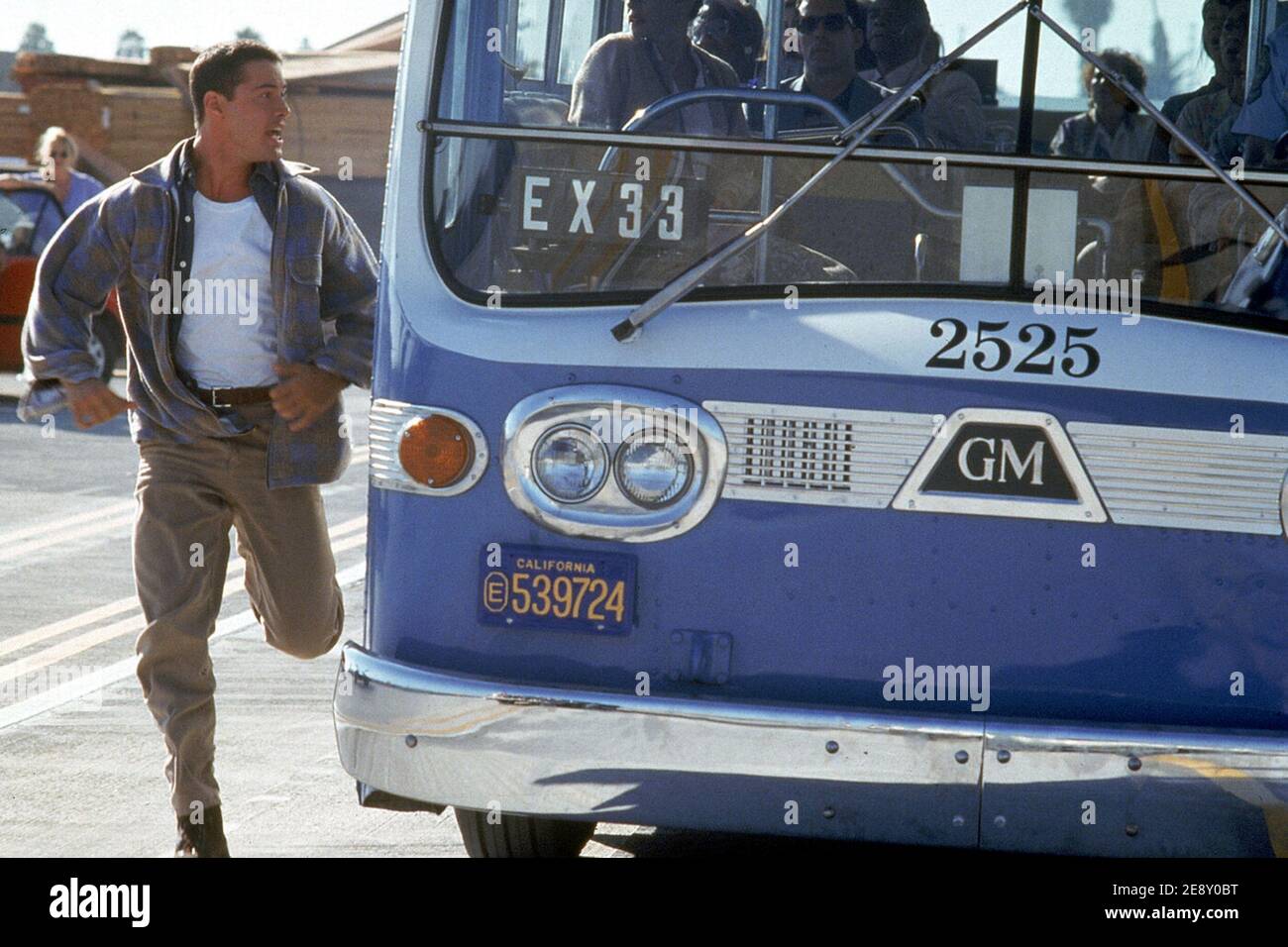 Speed ist ein amerikanischer Action-Thriller-Film von 1994, der von Jan de Bont in seinem Regiedebüt als Spielfilm inszeniert wurde. Der Film ist mit Keanu Reeves, Dennis Hopper, Sandra Bullock, Joe Morton und Jeff Daniels zu sehen. Dieses Foto ist nur für redaktionelle Zwecke bestimmt und unterliegt dem Urheberrecht des Filmunternehmens und/oder des Fotografen, der vom Film oder der Produktionsfirma beauftragt wurde, und darf nur von Publikationen im Zusammenhang mit der Bewerbung des oben genannten Films reproduziert werden. Eine obligatorische Gutschrift an das Filmunternehmen ist erforderlich. Der Fotograf sollte auch bei Bekanntwerden des Fotos gutgeschrieben werden. Stockfoto