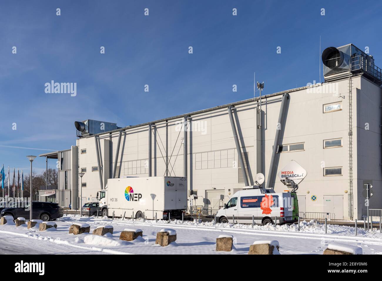 Wolfsburg Eis Arena (Eisbahn) Ist immer bereit für professionelle DEL Spiel im hellen Winter Sonnenlicht Stockfoto