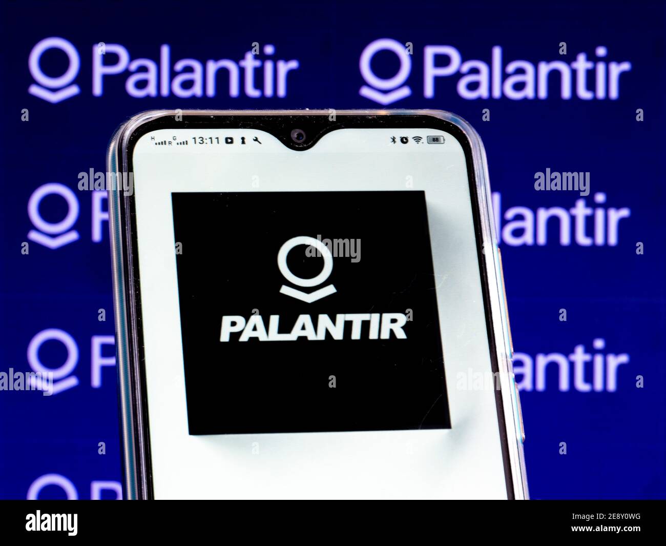 In dieser Abbildung ist ein Logo von Palantir Technologies Inc. Auf einem Smartphone-Bildschirm zu sehen. Stockfoto