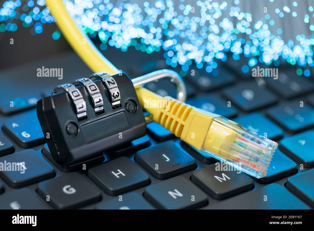 Internet-Sicherheitskonzept. Vorhängeschloss und RJ-45 ethernet-Stecker. Stockfoto