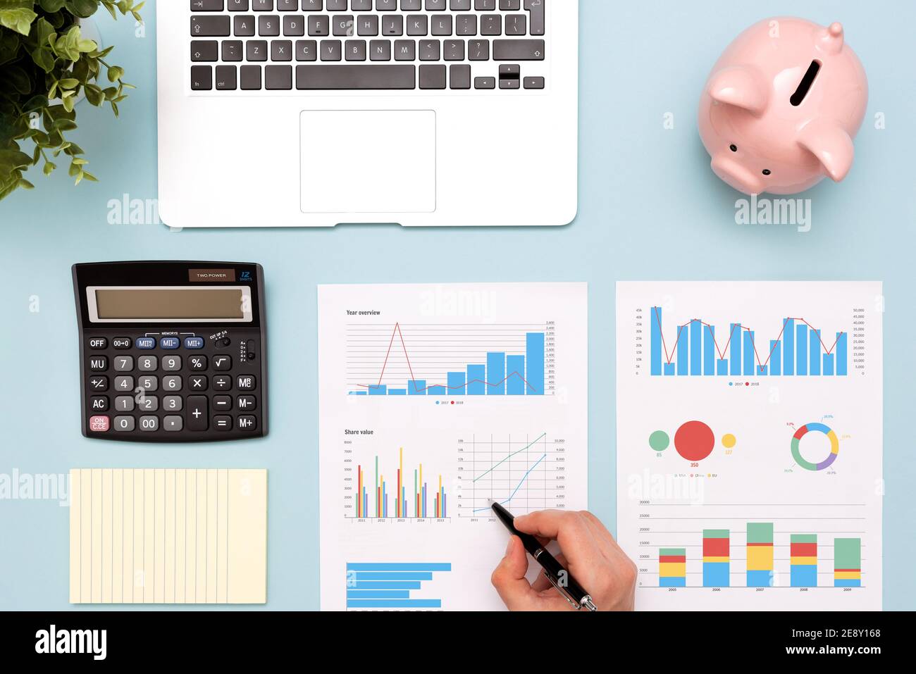 Buchhalter, der mit Dokumenten arbeitet. Finanzberichte auf dem Schreibtisch, flach liegend Stockfoto