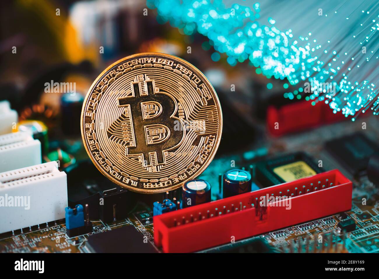 Bitcoin cryptocurrency, virtuelles Geld, blockchain Technologie Konzept. Goldene Medaille auf elektronischen Mainboard. Stockfoto