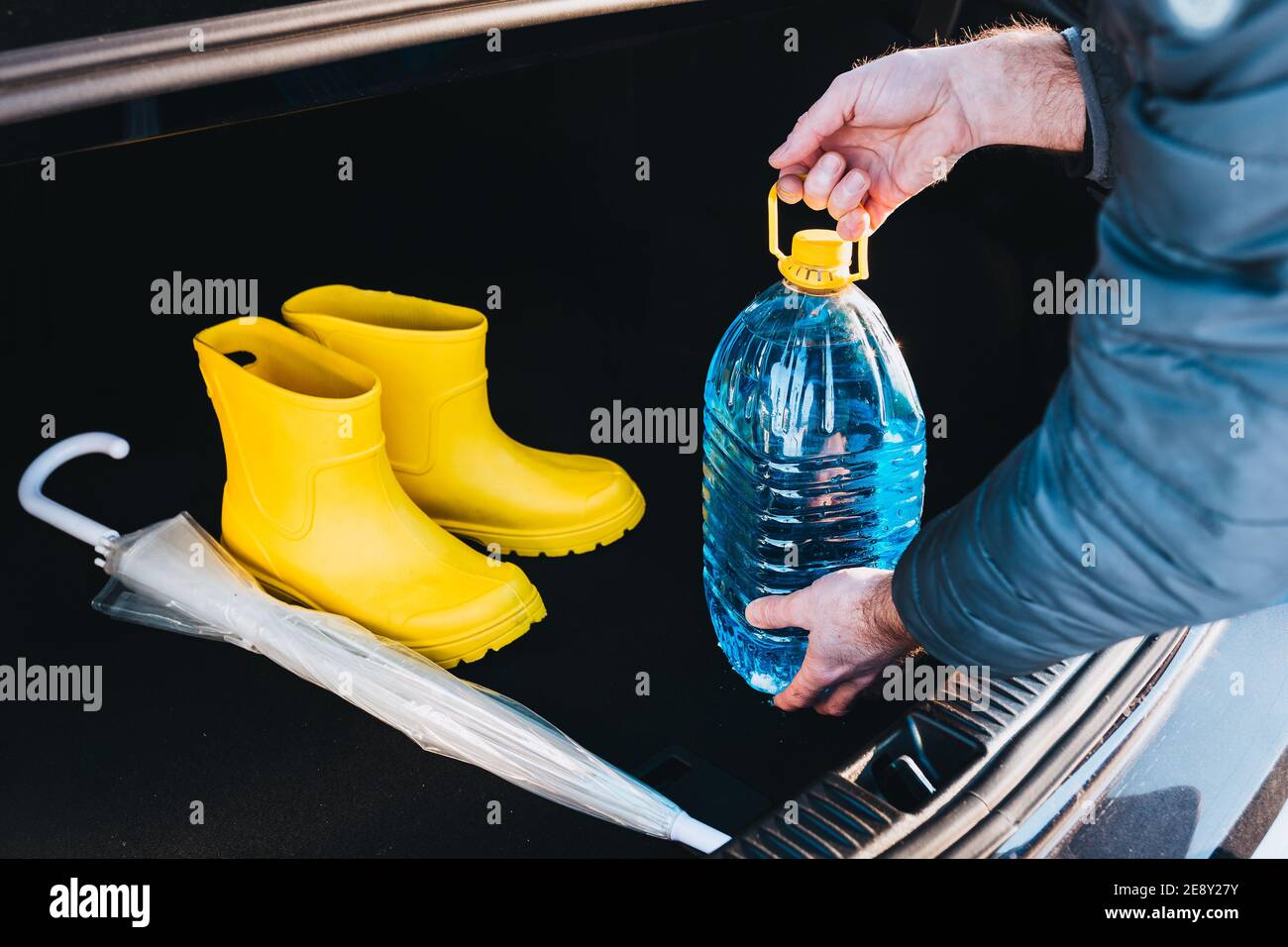 Vorbereitung des Autos für die Herbst-Winter-Saison - Regenschirm Gummi Stiefel und Frostschutzmittel - Ausflug außerhalb der Stadt Stockfoto