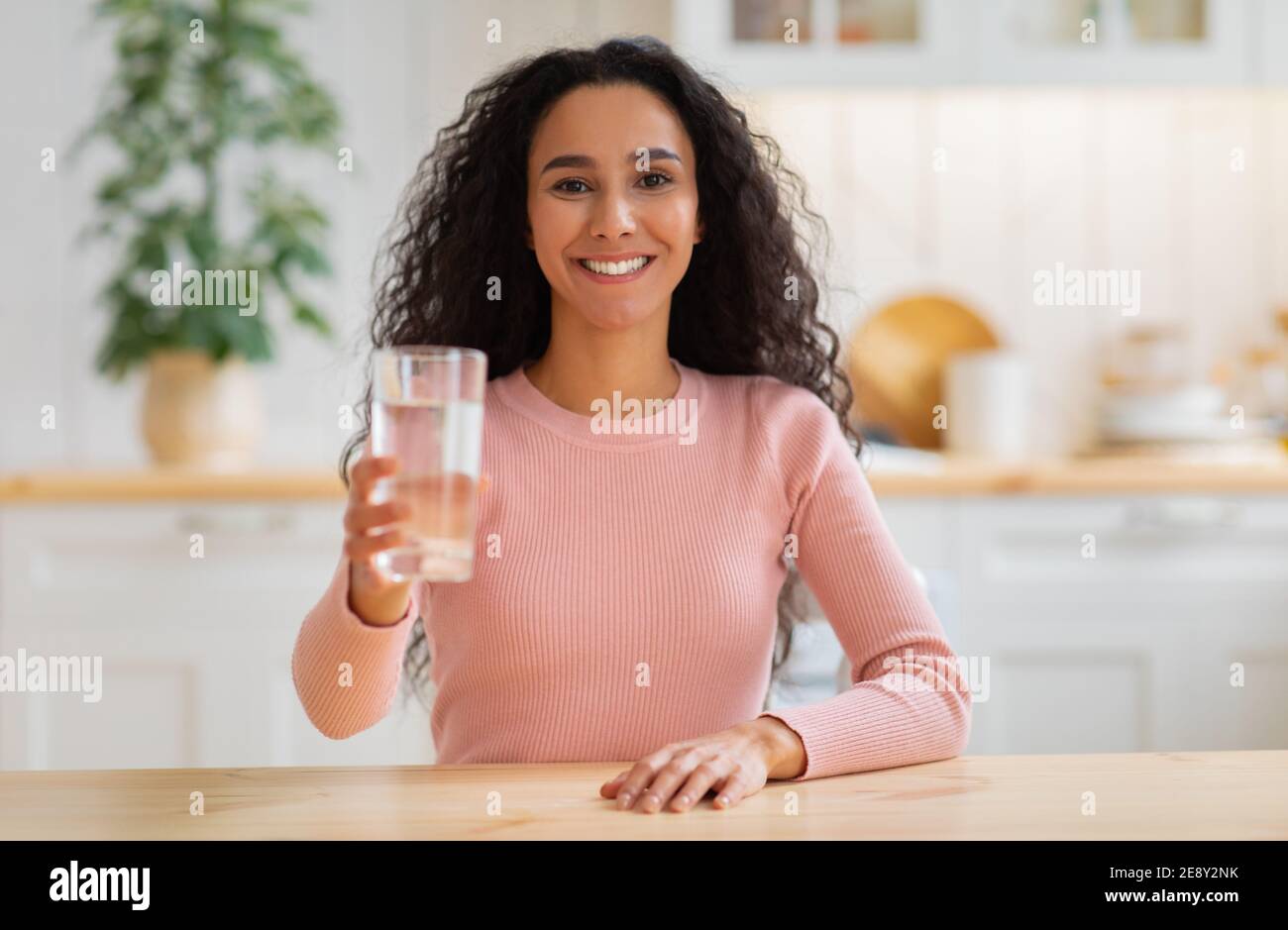 Porträt Der Schönen Gesunden Jungen Frau Trinkwasser Aus Glas In Der Küche Stockfoto