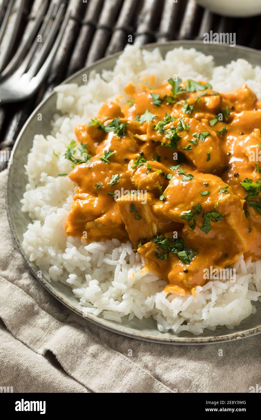 Hausgemachtes Mangokokos-Curry-Huhn mit weißem Reis Stockfoto