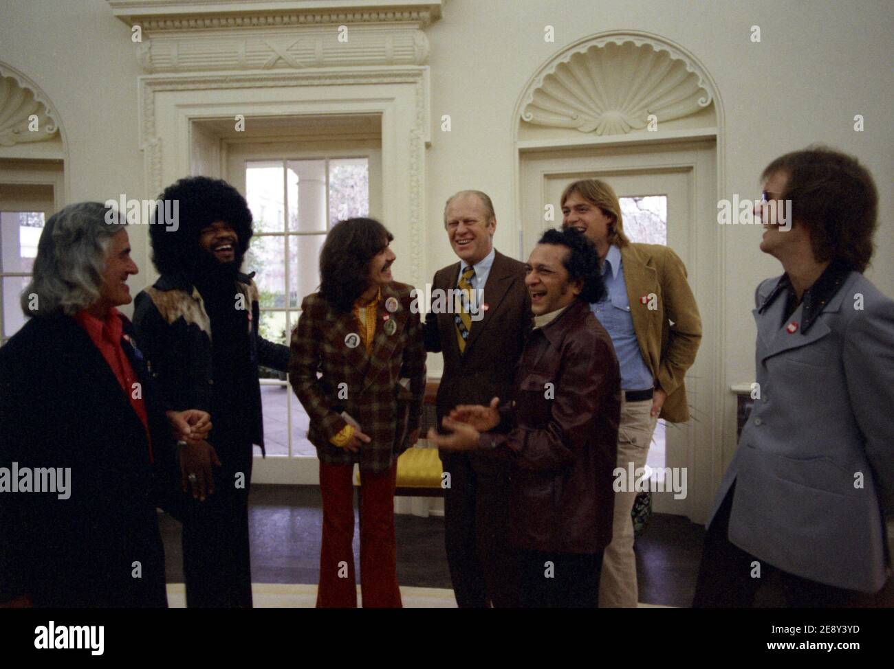 Foto von Präsident Gerald R. Ford und seinem Sohn Jack Ford Treffen mit dem ehemaligen Beatle George Harrison. Stockfoto