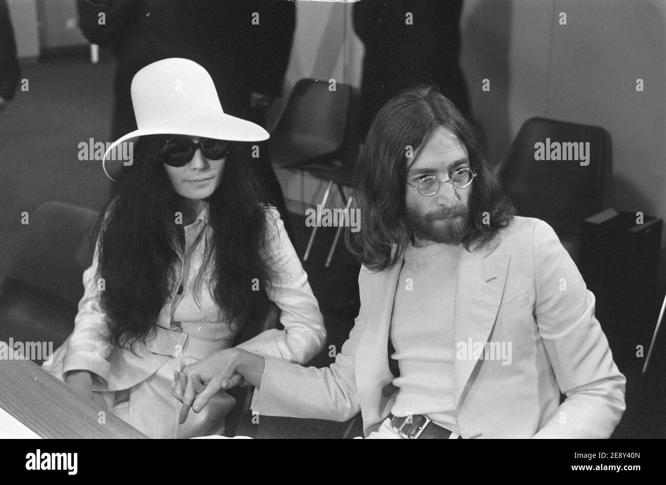 John Lennon und Yoko Ono nach zwei einwöchigen Schlafzimmern für den Frieden im Hilton Hotel in Amsterdam, 1969 Stockfoto