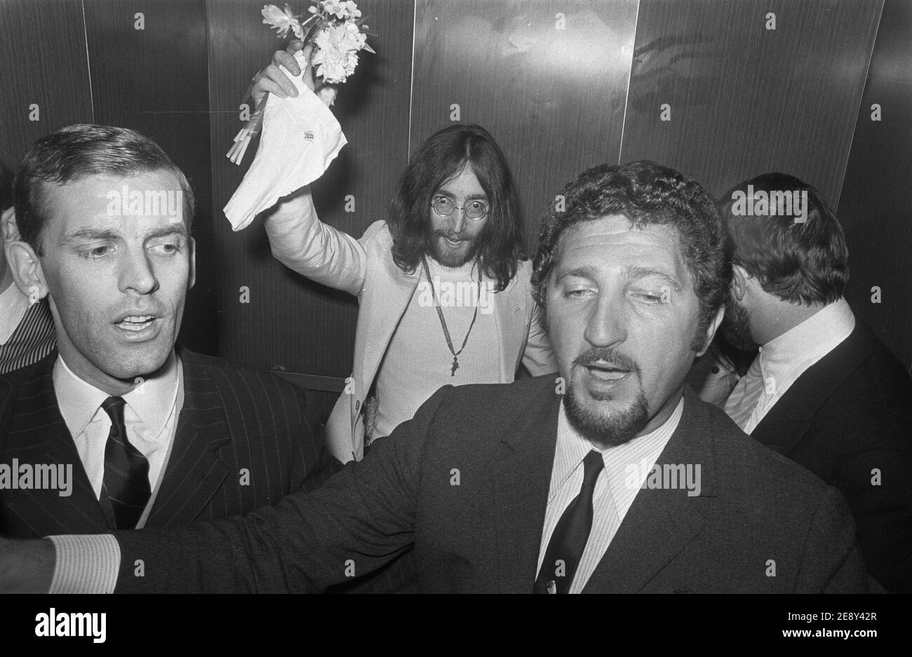 John Lennon verlässt das Hilton Hotel, Amsterdam, 1969, nach den zwei einwöchigen Bed-ins für den Frieden. Stockfoto