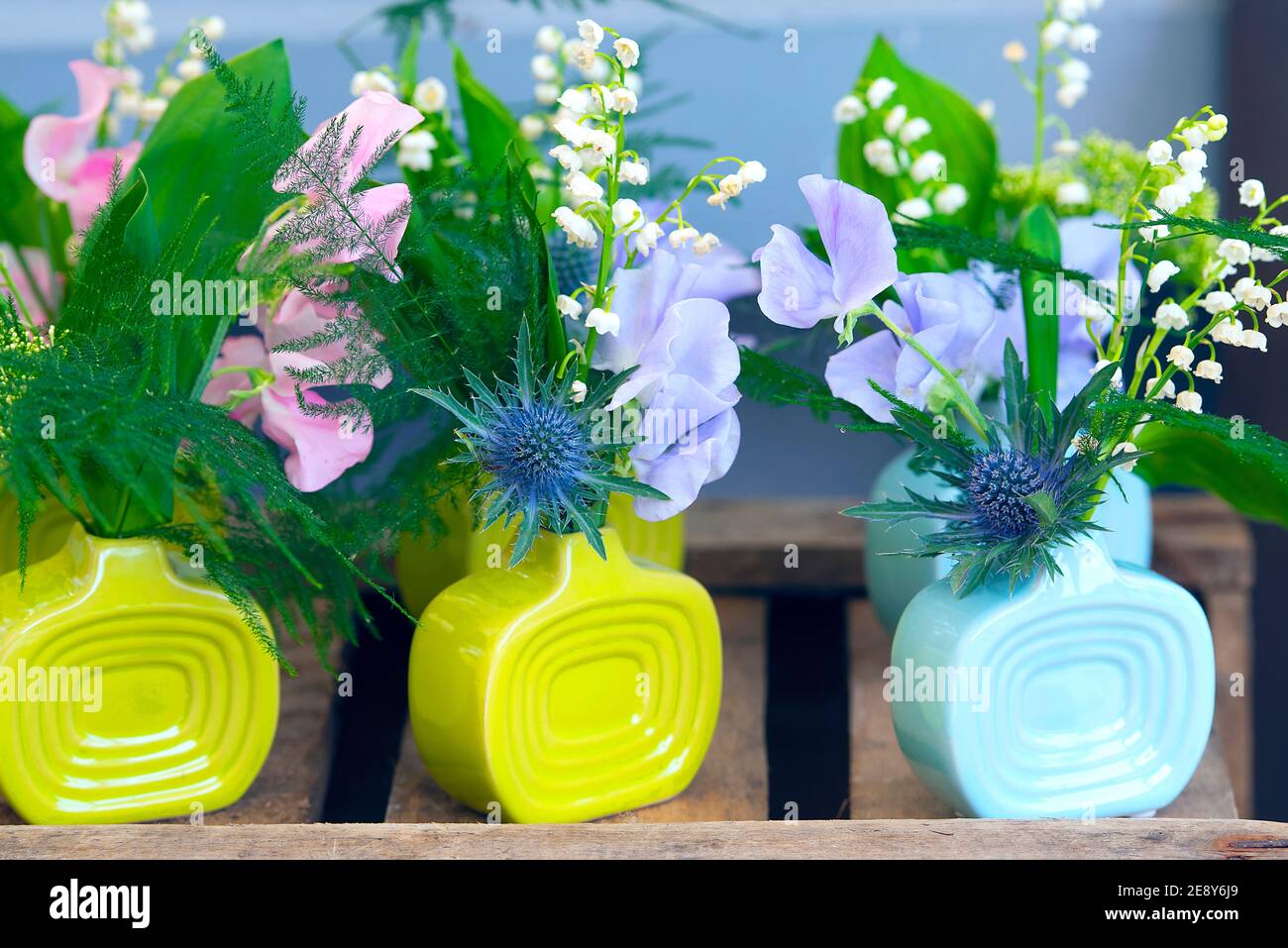 Kleiner Frühling, Sommer Blumensträuße in keramischen Vasen auf dem Markt im Regal Stockfoto