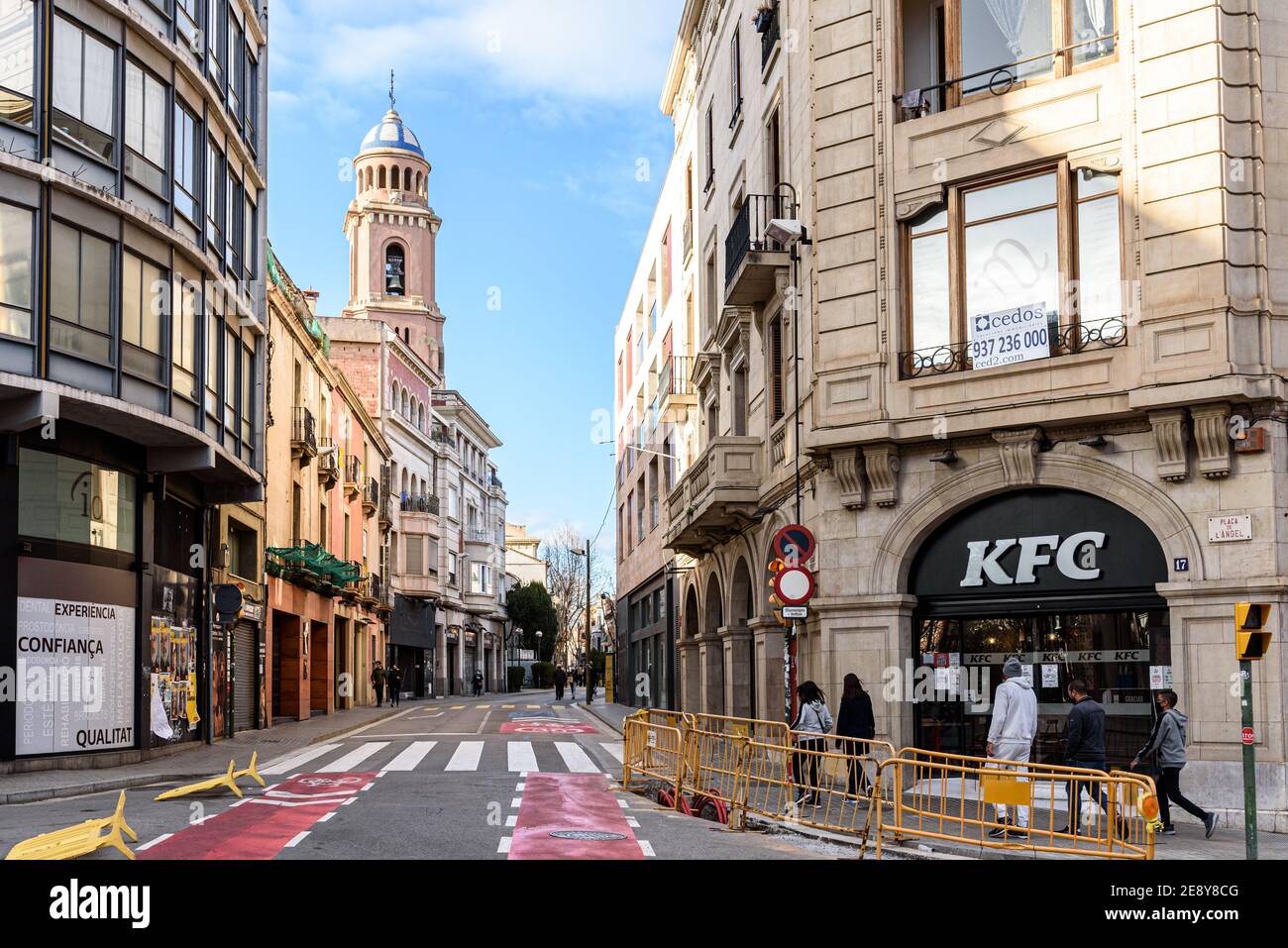 Sabadell - Katalonien, SPANIEN - 31st. Januar 2021: Blick auf die Via Massague Avenue vom Platz Placa de l'Angel und Kentucky Fried Chicken r Stockfoto