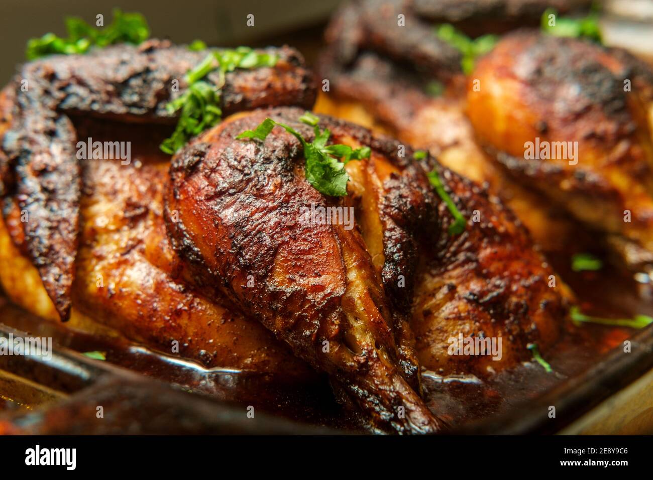 Kochpfanne peruanisch gebratenes halbes Huhn pollo a la brasa Stockfoto