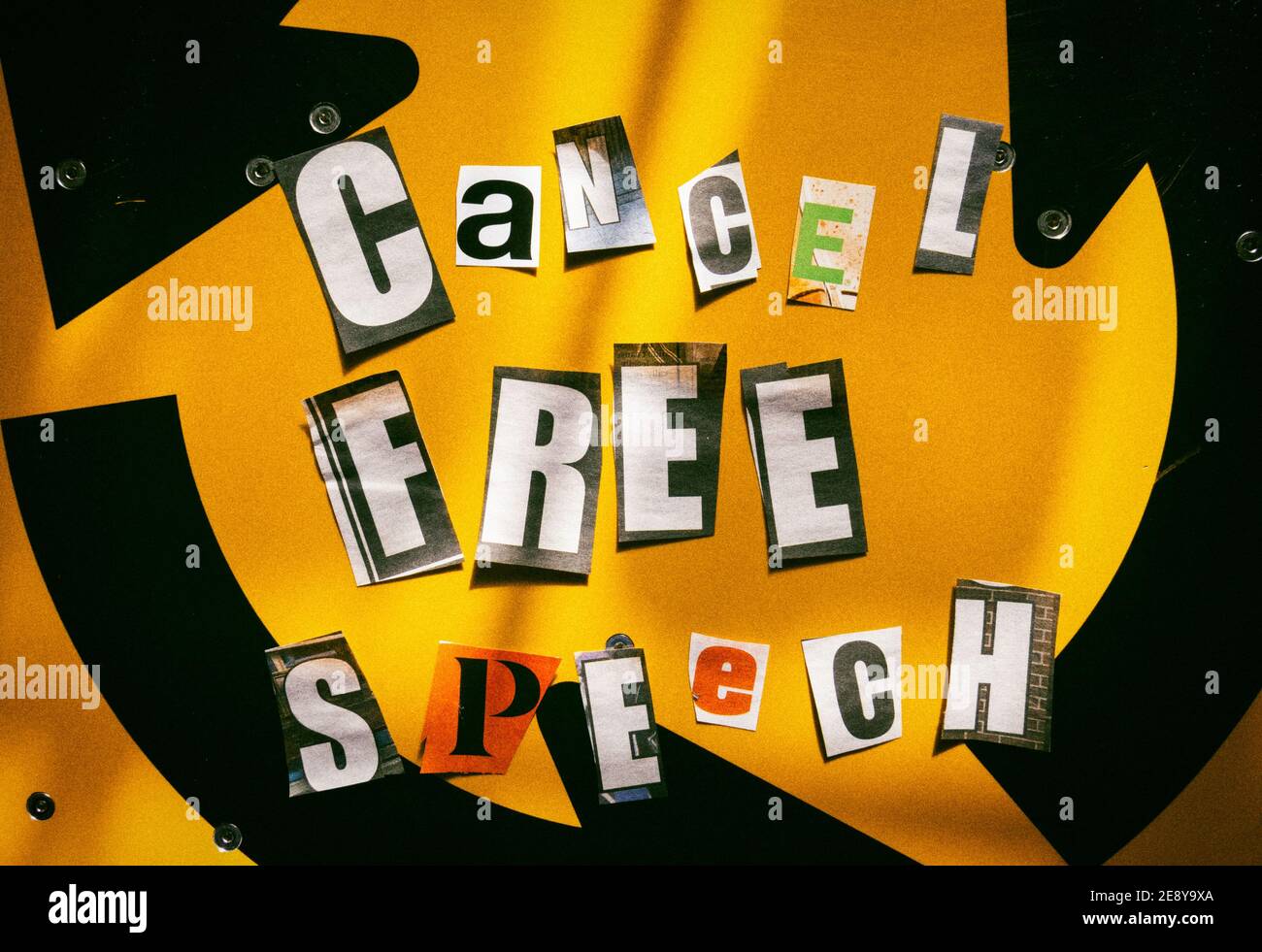 Die Phrase 'Cancel Free Speech' mit ausgeschnittenen Papierbuchstaben in der Lösegeld-Note-Effekt-Typografie, USA Stockfoto