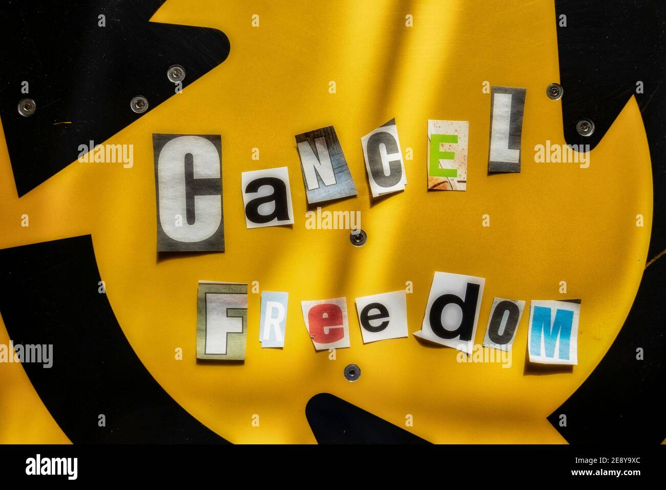 Der Satz 'Cancel Freedom' mit ausgeschnittenen Papierbuchstaben in der Lösegeld-Note-Effekt-Typografie, USA Stockfoto