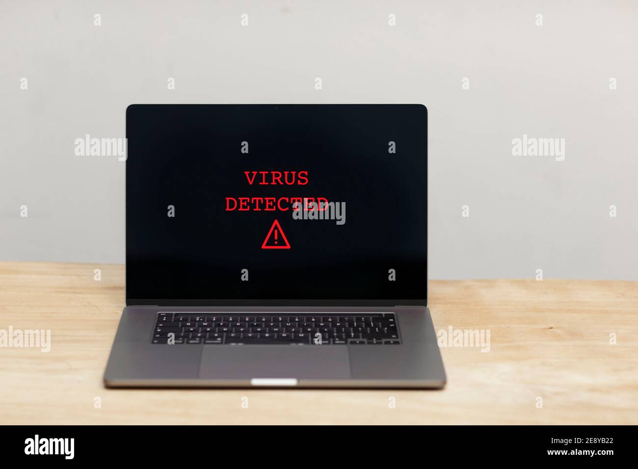 Virus dectected Text und eine Warnung Warnschild in rot knallen auf einem Laptop-Bildschirm. Ein gehackter Computer mit schlechter Sicherheit. Cyberkriminalität, Malware, Lösegeld Stockfoto