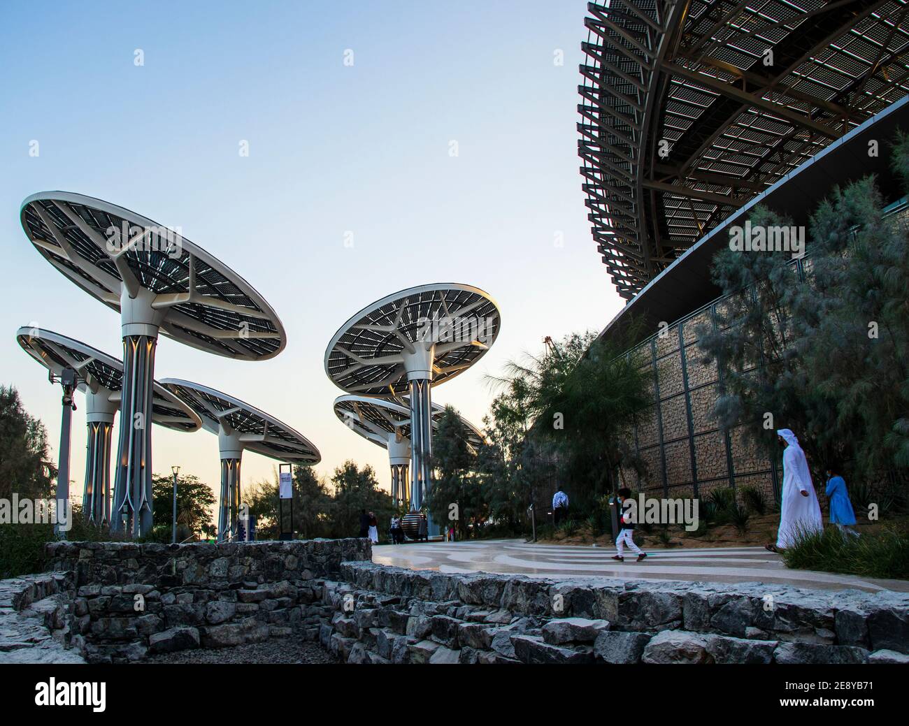 Dubai, VAE - 01.30.2021 Aufnahme einer Solarpanel-Anlage auf dem Nachhaltigkeitspavillon der EXPO 2020 Stockfoto