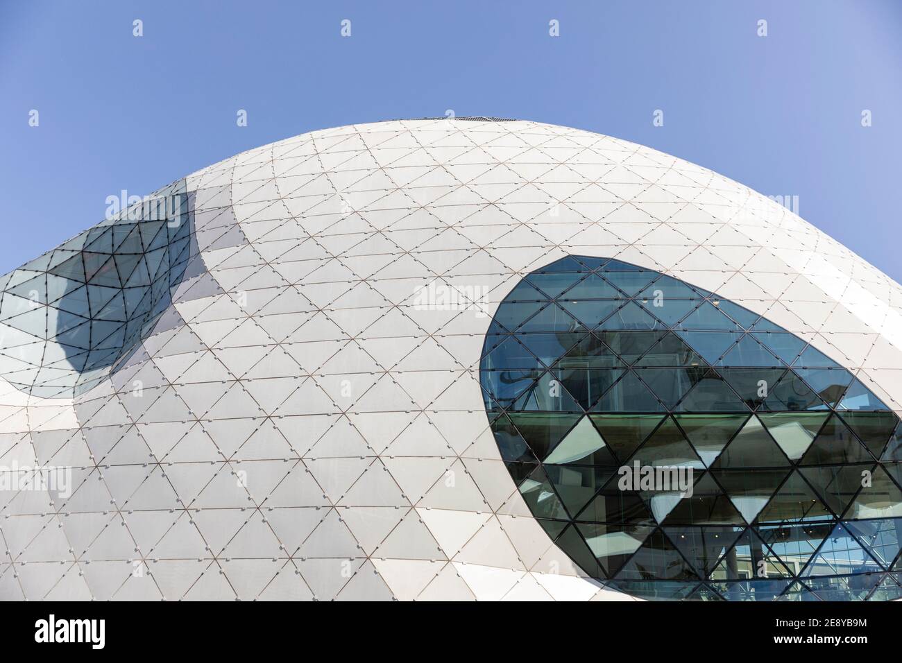 Eindhoven, Niederlande, April 21st 2020. Außenansicht des berühmten Gebäudes „Blob“, das von Massimiliano Fuksas entworfen wurde. Detailaufnahme in der Mitte des Stockfoto