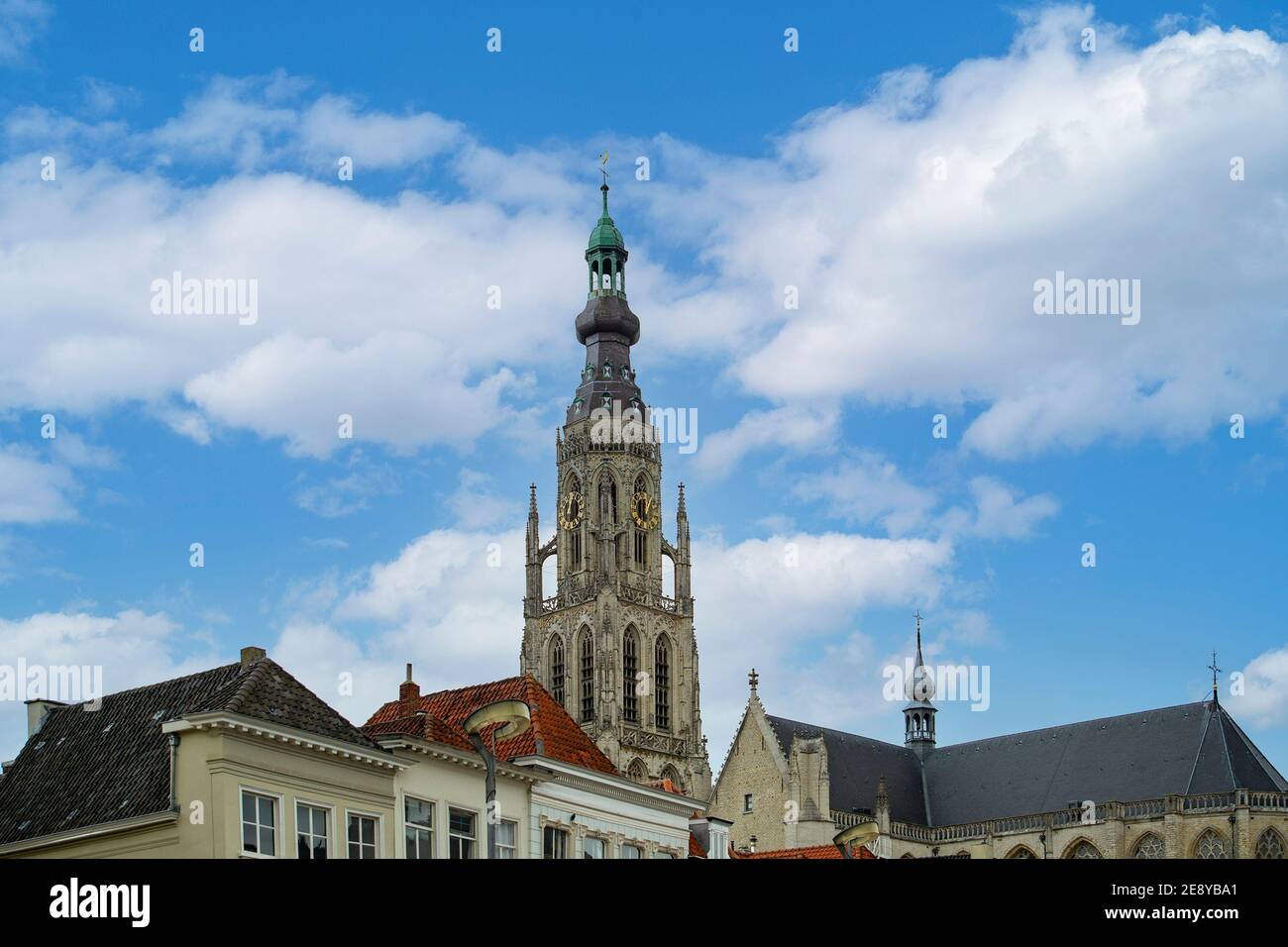 Breda, Nordbrabant, Niederlande - Grote Kerk oder Onze-Lieve-Vrouwekerk (Liebfrauenkirche) wichtiges Denkmal und Wahrzeichen, das in der Brabantine errichtet wurde Stockfoto
