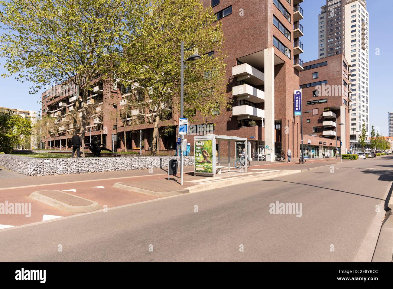 Eindhoven, Niederlande, 21st. Mai 2020. Eindhoven City mit einer Straße, einem Bürgersteig, Gebäuden mit Geschäften und einer Bushaltestelle an einem sonnigen Tag während der Sperre Stockfoto