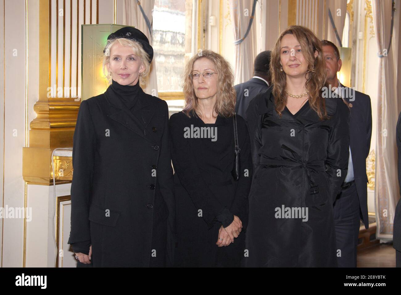 Trudie Styler, Kate Summers und Fiona Copeland posieren zusammen, nachdem die Polizei am 1. Oktober 2007 von Kulturministerin Christine Albanel in Paris, Frankreich, als "Ritter des Ordens der Künste und der Buchstaben" im Kulturministerium aufgenommen wurde. Foto von Frederic Nebinger/ABACAPRESS.COM Stockfoto