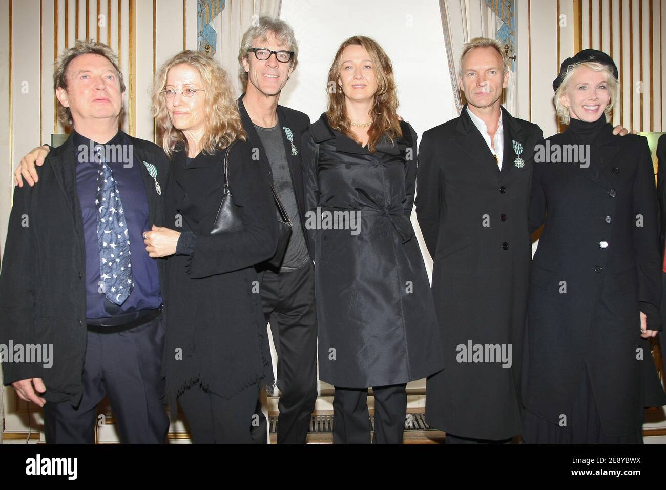 L-R) Andy Summers und seine Frau Kate Summers, Stewart Copeland und seine Frau Fiona Copeland, Sting und Trudie Styler posieren zusammen, nachdem die Polizei von Kulturministerin Christine Albanel in Paris als "Ritter im Orden der Künste und der Buchstaben" im Kulturministerium aufgenommen wurde, Frankreich am 1. Oktober 2007. Foto von Frederic Nebinger/ABACAPRESS.COM Stockfoto