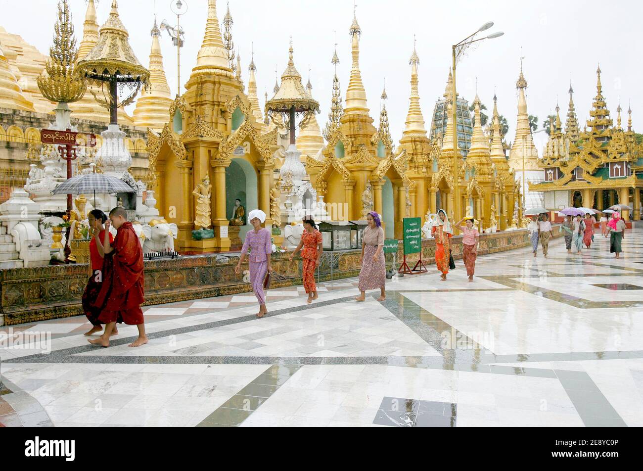 Die Shwedagon, die am meisten verehrte und berühmteste Pagode von Rangun, wurde am 1. Oktober 2007 wieder eröffnet, aber unter der Aufsicht burmesischer Soldaten. Nur eine Handvoll Menschen haben dem sintflutartigen Regen trotzt, um zu kommen und zu beten. Foto von Patrick Durand /ABACAPRESS.COM Stockfoto