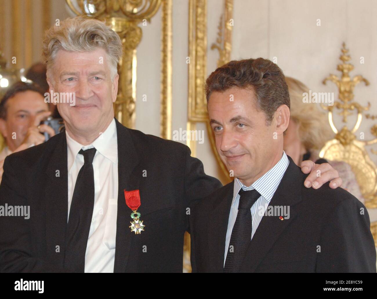 "Frankreichs Präsident Nicolas Sarkozy (L) spricht mit dem US-Regisseur David Lynch, nachdem Lynch am 1. Oktober 2007 den Titel "Officier de la Legion d'Honneur" oder Offizier der Ehrenlegion, Frankreichs höchste Auszeichnung im Elysee-Palast in Paris, Frankreich, erhalten hat. Foto von Witt/Pool/ABACAPRESS.COM' Stockfoto