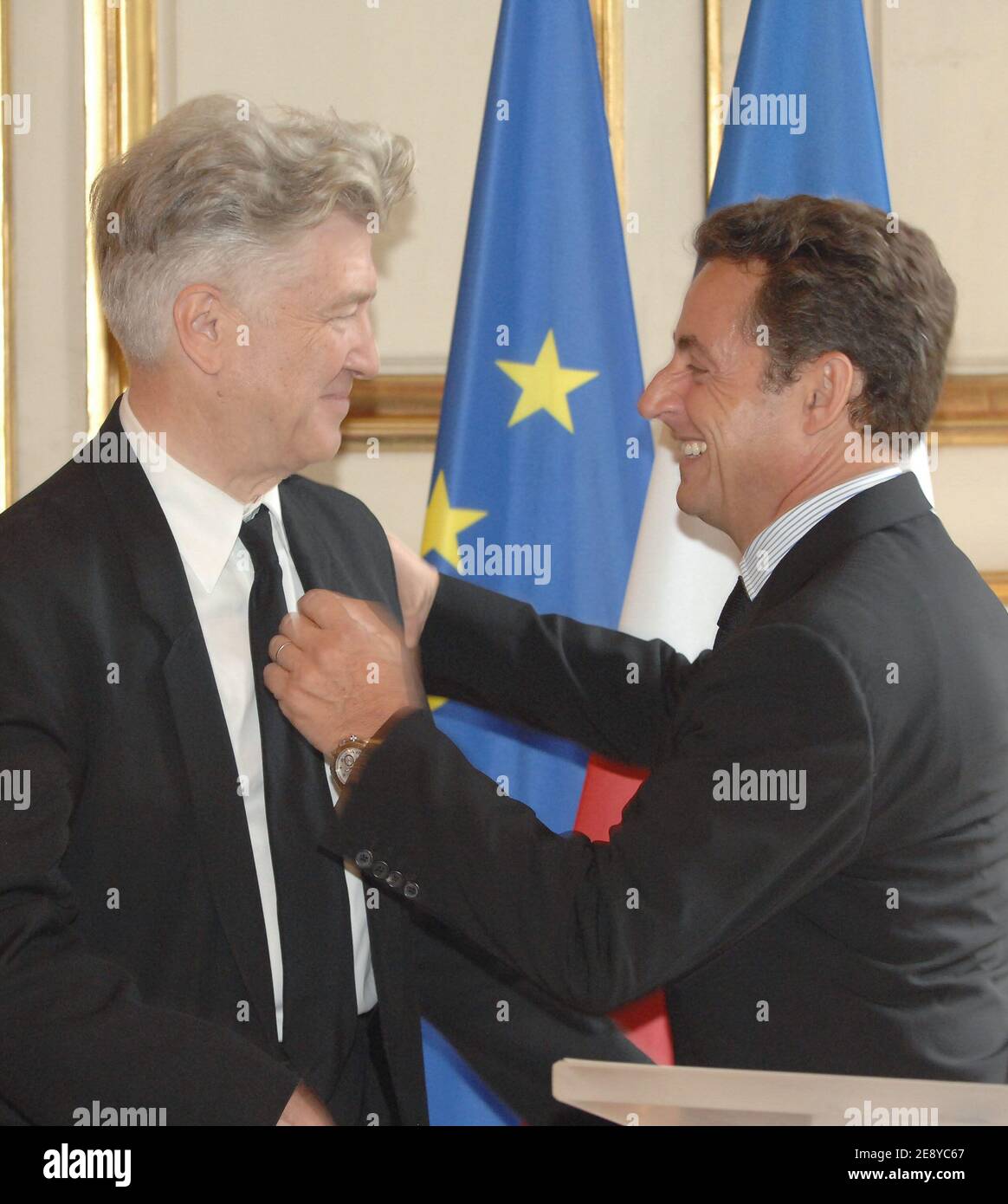 "Frankreichs Präsident Nicolas Sarkozy (L) spricht mit dem US-Regisseur David Lynch, nachdem Lynch am 1. Oktober 2007 den Titel "Officier de la Legion d'Honneur" oder Offizier der Ehrenlegion, Frankreichs höchste Auszeichnung im Elysee-Palast in Paris, Frankreich, erhalten hat. Foto von Witt/Pool/ABACAPRESS.COM' Stockfoto