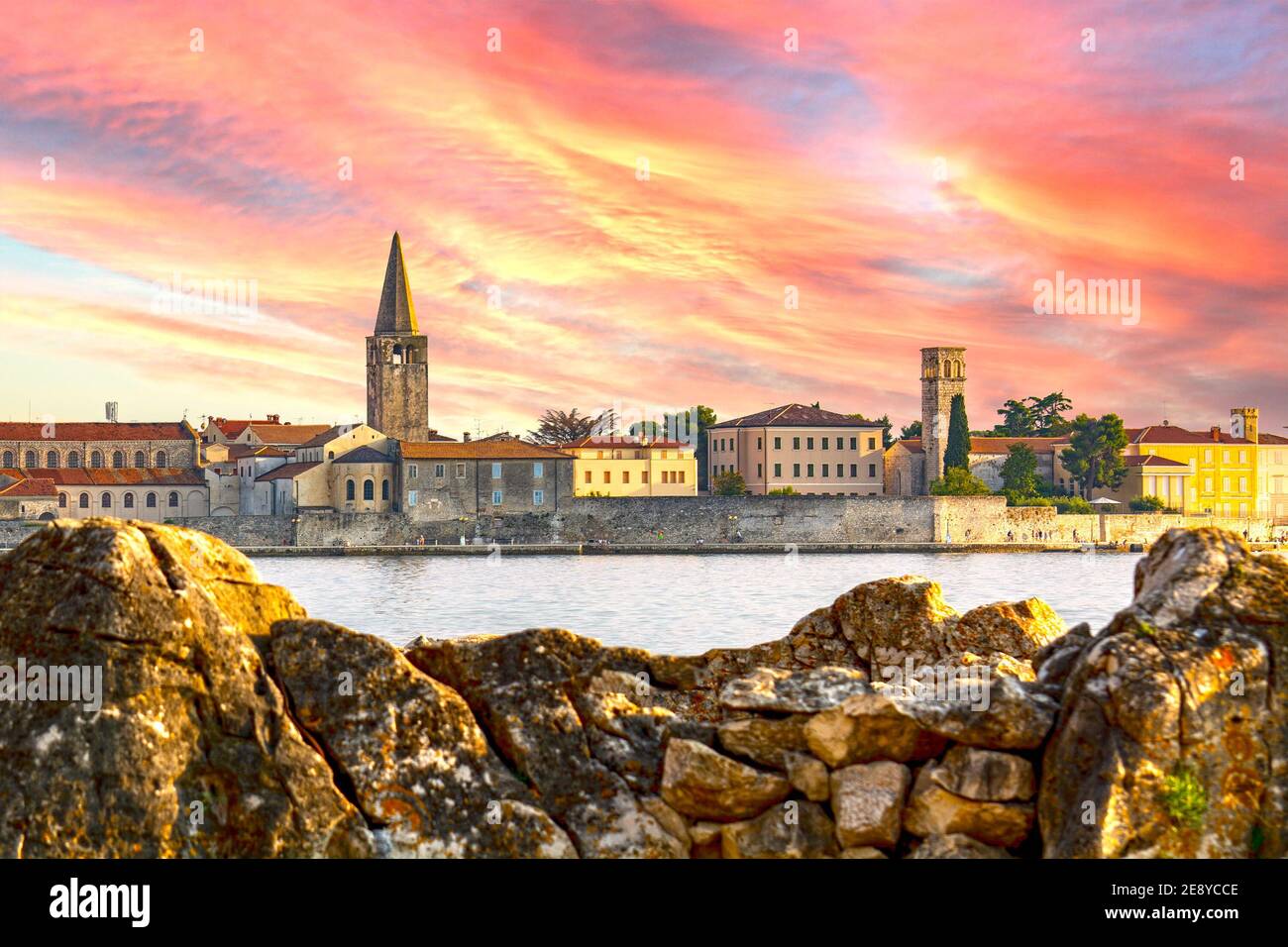 Porec Stadt auf der Halbinsel Istrien in Kroatien, bei Sonnenuntergang Stockfoto