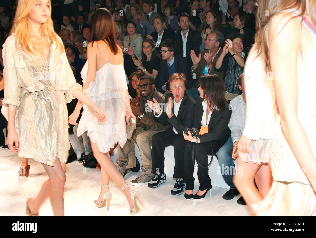 Sir Paul McCartney sitzt mit seiner Tochter Mary in der ersten Reihe bei der Stella McCartney Spring-Summer 2008 Ready-to-Wear Fashion Show, die am 4. Oktober 2007 im Palais de Chaillot in Paris, Frankreich, stattfand. Foto von Khayat-Nebinger-Orban-Taamallah/ABACAPRESS.COM Stockfoto