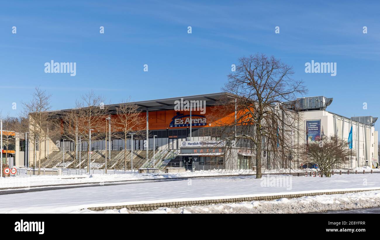 Wolfsburg Eis Arena (Eisbahn) Ist immer bereit für professionelle DEL Spiel im hellen Winter Sonnenlicht Stockfoto