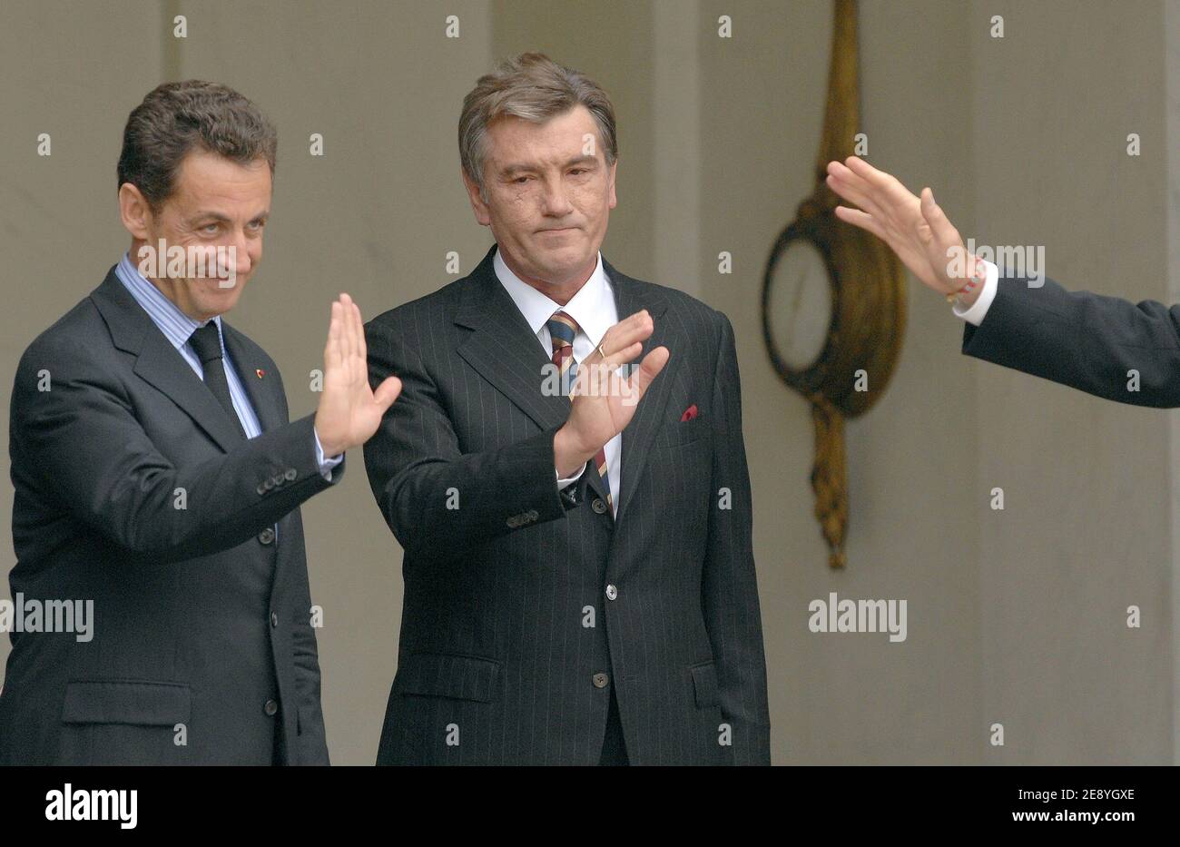 Der französische Präsident Nicolas Sarkozy begrüßt seinen ukrainischen Amtskollegen Viktor Juschtschenko, während der ehemalige US-Präsident Bill Clinton am 5. Oktober 2007 den Präsidentenpalast Elysee in Paris, Frankreich, verlässt. Foto von Christophe Guibbaud/ABACAPRESS.COM Stockfoto