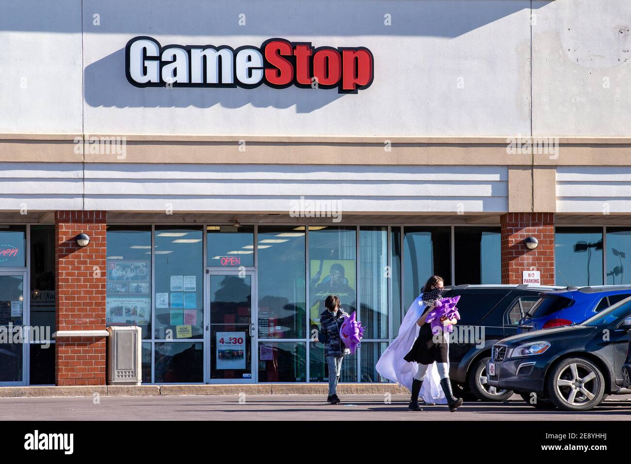 Bloomsburg, Usa. Januar 2021. Leute verlassen einen GameStop-Laden am Buckhorn Plaza. Online-Investoren trieben den Aktienkurs von GameStop (GME) in dem Bemühen, Hedgefonds zu schlagen, die auf das Scheitern des Unternehmens wetten. (Foto von Paul Weaver/Pacific Press) Quelle: Pacific Press Media Production Corp./Alamy Live News Stockfoto