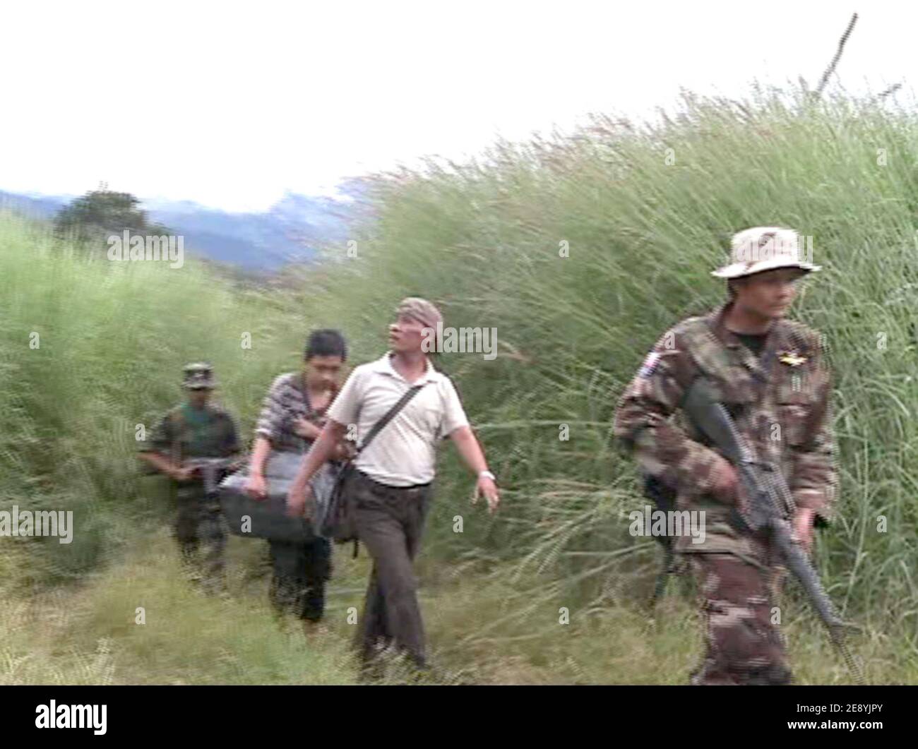 EXKLUSIV - Undated TV-Grag der birmanischen Armee Major Htay Win und sein Sohn werden Karen Soldaten im Dschungel auf der Flucht aus Rangun, Myanmar getroffen. Diese Soldaten halfen ihnen, nach Thailand zu gelangen. Foto von Patrick Durand/ABACAPRESS.COM Stockfoto