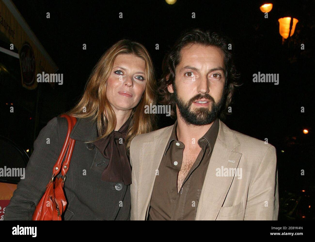 Der französische Schauspieler Frederic Diefenthal und seine Frau Schauspielerin Gwendoline Hamon kommen am 8. Oktober 2007 zur Theatereröffnung von 'Fugueuses' mit Line Renaud und Muriel Robin im Schauspielhaus Le Theatre des Varietes in Paris, Frankreich. Foto von Denis Guignebourg/ABACAPRESS.COM Stockfoto