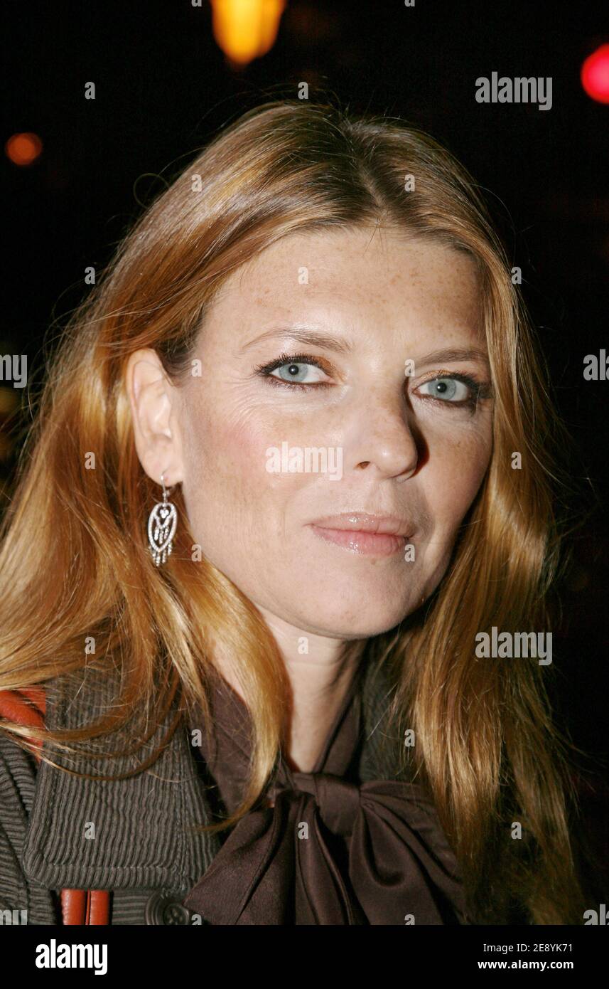 Die Schauspielerin Gwendoline Hamon kommt am 8. Oktober 2007 zur Eröffnung von 'Fugueuses' mit Line Renaud und Muriel Robin im Schauspielhaus Le Theatre des Varietes in Paris, Frankreich. Foto von Denis Guignebourg/ABACAPRESS.COM Stockfoto