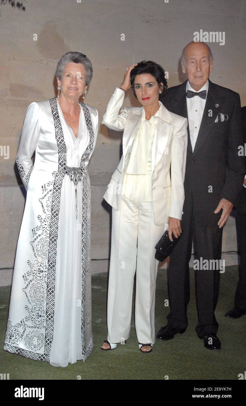 Der ehemalige französische Präsident Valery Giscard d'Estaing, seine Frau Anne-Aymone und die französische Justizministerin Rachida Dati nehmen an der Charity- und Fundraising-Gala "Nuit de l'Enfance" Teil, die am 8. Oktober 2007 im Schloss Versailles bei Paris, Frankreich, stattfand. Foto von Christophe Guibbaud/ABACAPRESS.COM Stockfoto