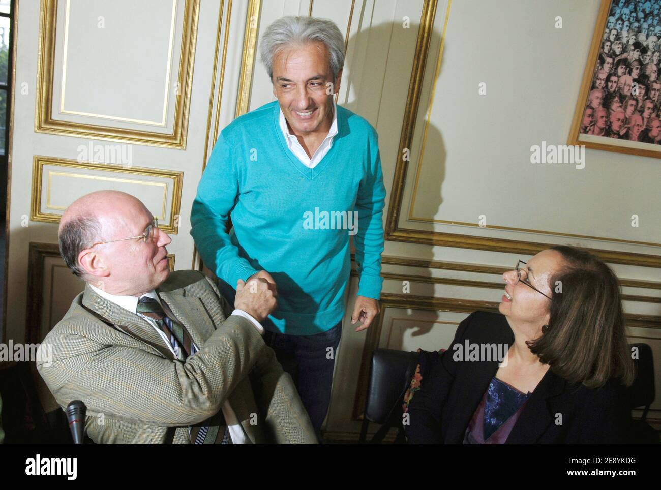 Der französische Albert Fert wird von seinen Kollegen kurz nachdem er erfahren hatte, dass er am 2007 9. Oktober 2007 den Nobelpreis für Physik im CNRS-Hauptquartier in Paris, Frankreich, gewonnen hat, beglückwünscht. Er hat es mit dem deutschen Peter Gruenberg, für eine Entdeckung, die die Größe der Festplatten in Computern und anderen digitalen Geräten geschrumpft hat. Foto von Jules Motte/ABACAPRESS.COM Stockfoto