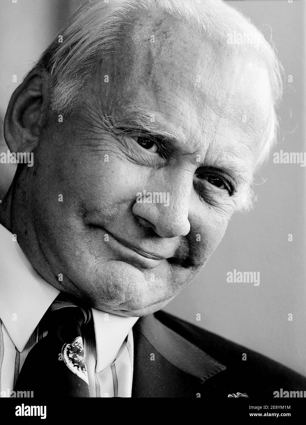 EXKLUSIV - Buzz Aldrin, einer der Apollo-Astronauten zu Fuß auf dem Mond und Vorsitzender der ShareSpace Foundation Poses in Washington, DC, USA. Am 10. Oktober 2007. Foto von Olivier Douliery/ABACAPRESS.COM Stockfoto